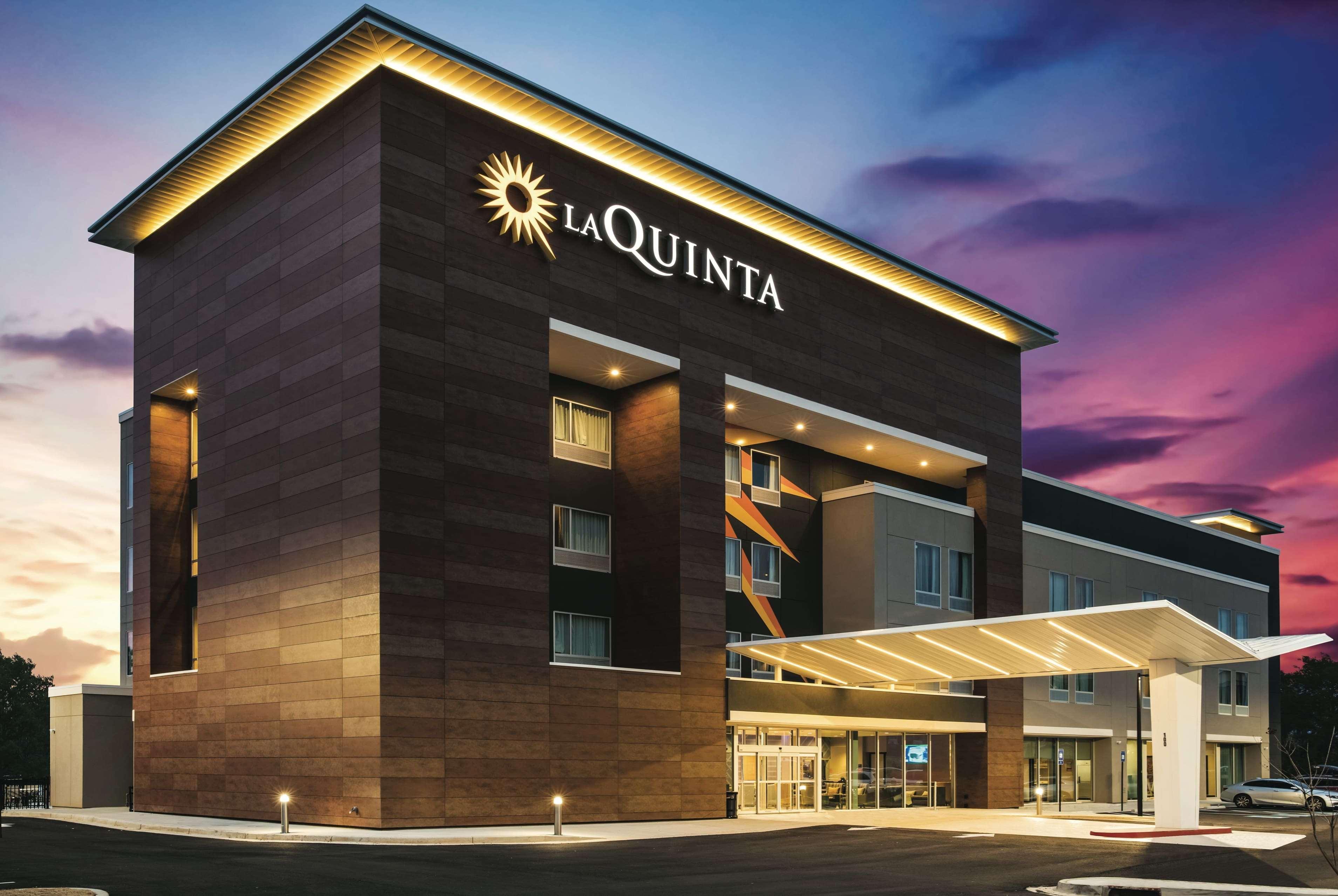 La Quinta Inn & Suites By Wyndham Atlanta South - Mcdonough Exterior photo